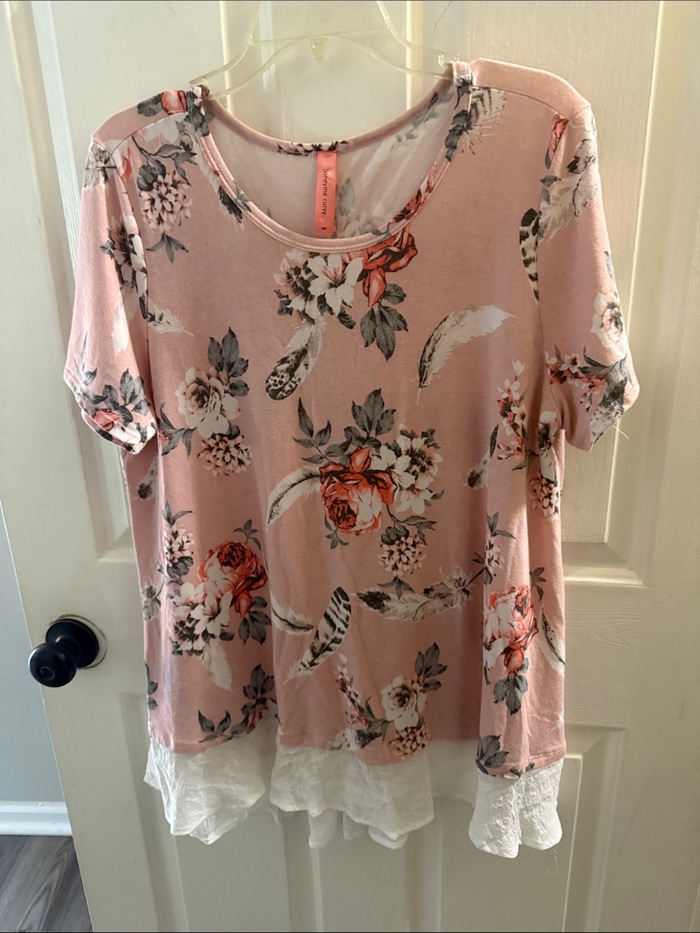 Honeyme Floral Short Sleeve Lace-Hem Tee in Dusty Pink
